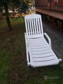 lettino sdraio in plastica bianca