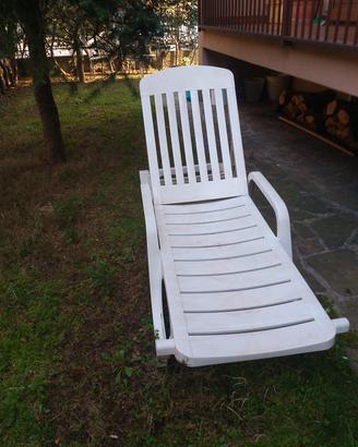 lettino sdraio in plastica bianca