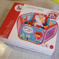 Recinto con palline colorate