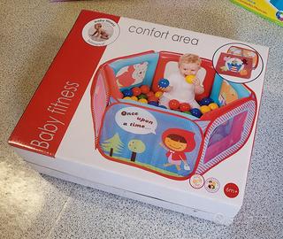 Recinto con palline colorate