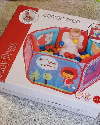 Recinto con palline colorate