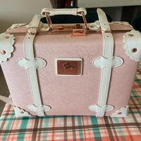 Valigetta rosa e bianca con dettagli in fiori