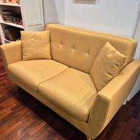 divano color senape stile scandinavo