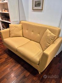 divano color senape stile scandinavo