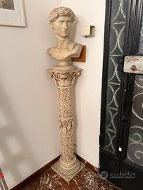 Statua con basamento a colonna