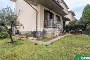 ELEGANTE PORZIONE DI VILLA BIFAMILIARE