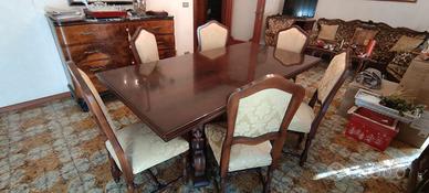 tavolo in legno con sedie in stoffa