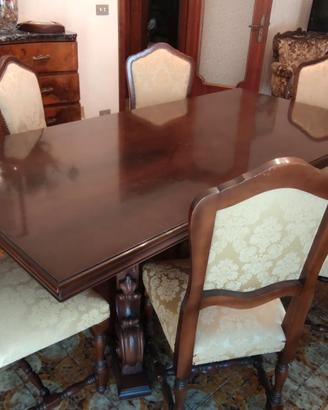 tavolo in legno con sedie in stoffa