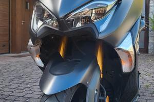 Tmax 530 con  portatarga sportivo