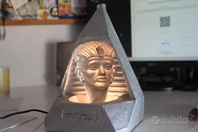 Luce alogena da tavolo Piramide volto Sfinge PLUST