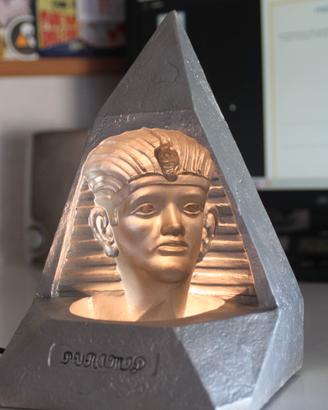 Luce alogena da tavolo Piramide volto Sfinge PLUST