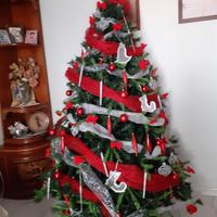 albero di natale completo di addobbi