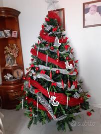 albero di natale completo di addobbi