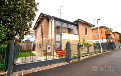 VILLA UNIFAMILIARE CON GIARDINO PRIVATO