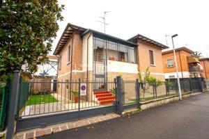 VILLA UNIFAMILIARE CON GIARDINO PRIVATO