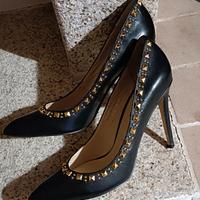 Décolleté nere borchiate.