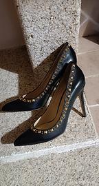 Décolleté nere borchiate.