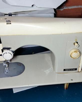 Macchina per cucire necchi 520