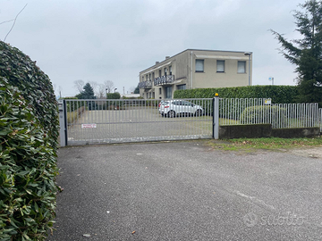 Vendita complesso tre appartamenti e un capannone