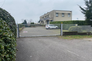 Vendita complesso tre appartamenti e un capannone