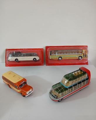 Lotto di 4 autobus in scala 1:43 (cm. 20-26).