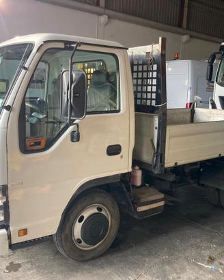 Autocarro isuzu ribaltabile