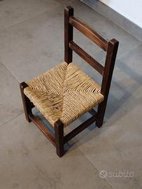 Sedia in legno per bambini con seduta in vimini