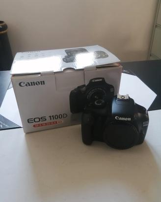 fotocamera Canon 1100D con obiettivo EFS 18-135mm.