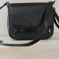 borsa a tracolla in vernice nera