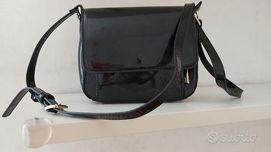borsa a tracolla in vernice nera