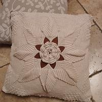 2 cuscini con imbottitura.