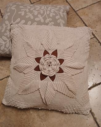 2 cuscini con imbottitura.