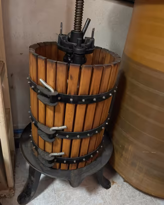Torchio manuale per uva e vinacce in legno Ø 45 cm