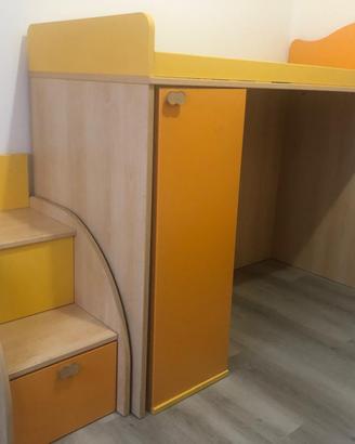 Cameretta con letto ponte