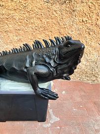 Zona Centocelle. Iguana in resina. Lungo circa 120