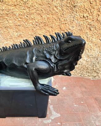 Zona Centocelle. Iguana in resina. Lungo circa 120