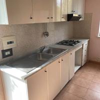 cucina completa 1 vetrinetta  1 tavolo e 4 sedie