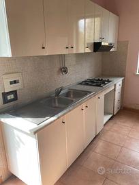 cucina completa 1 vetrinetta  1 tavolo e 4 sedie