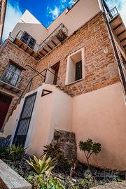 Bilocale in centro città con vista mare