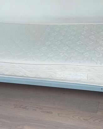 Letto singolo completo di rete a doghe e materasso