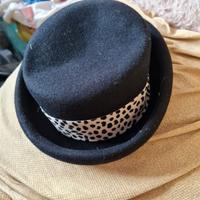 Cappello nero con fascia maculata