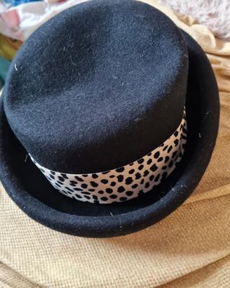 Cappello nero con fascia maculata