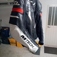 Giubbotto borsello e stivali da moto