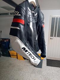 Giubbotto borsello e stivali da moto