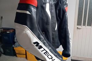 Giubbotto borsello e stivali da moto