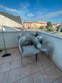 39 sedie trasparenti in blocco
