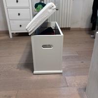 Cassapanca/contenitore bianca con seduta morbida