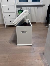 Cassapanca/contenitore bianca con seduta morbida