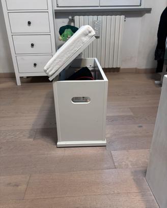 Cassapanca/contenitore bianca con seduta morbida