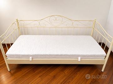 Letto banbini con doghe in legno e materasso